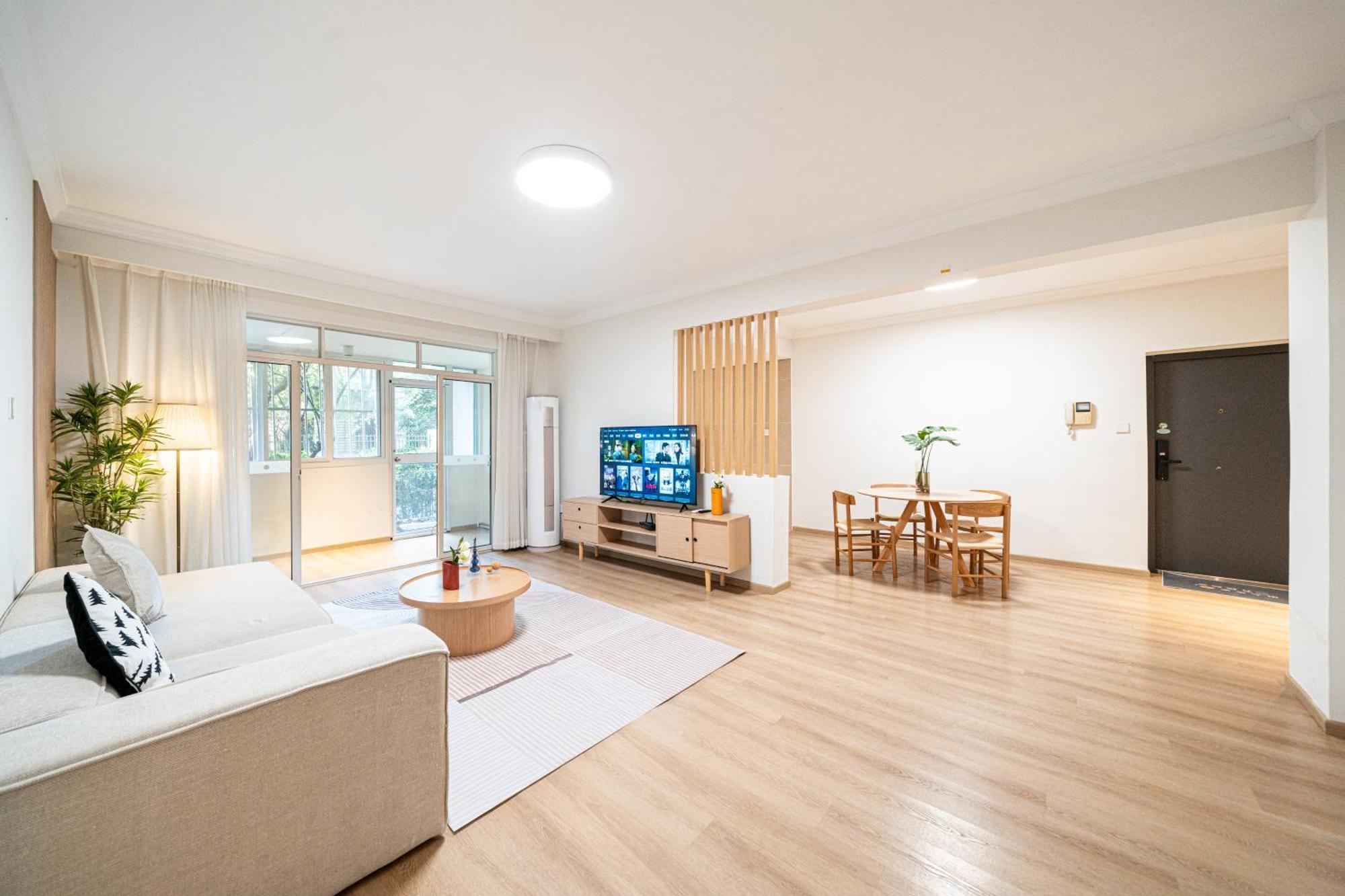 Hills & Linkinn Natural Wood 3-bedroom Duplex Near Sniec & Science Museum Apartment