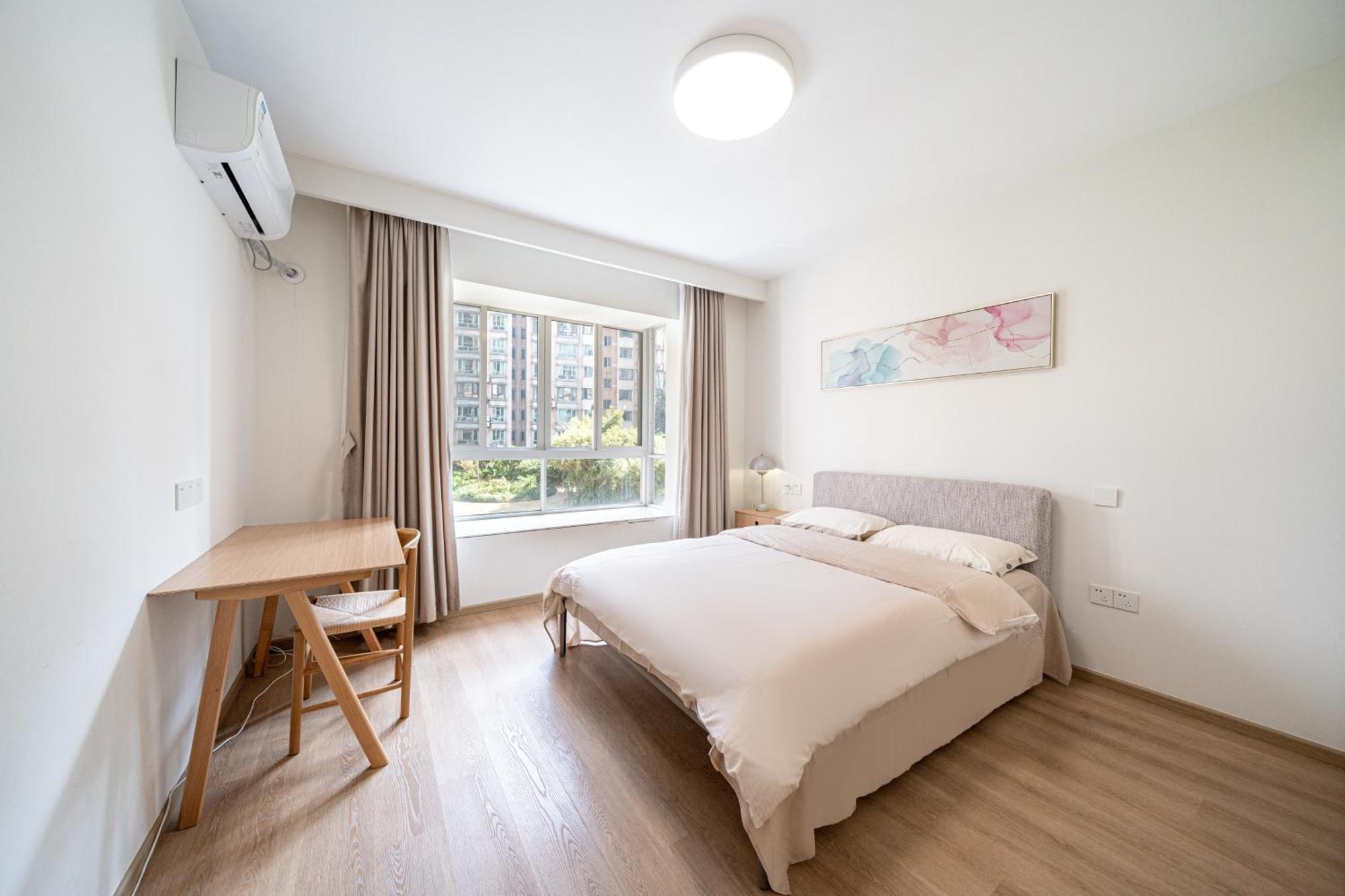 Hills & Linkinn Natural Wood 3-bedroom Duplex Near Sniec & Science Museum Apartment